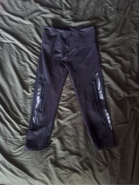 Crop Leggings with Mesh and White Accent Panels